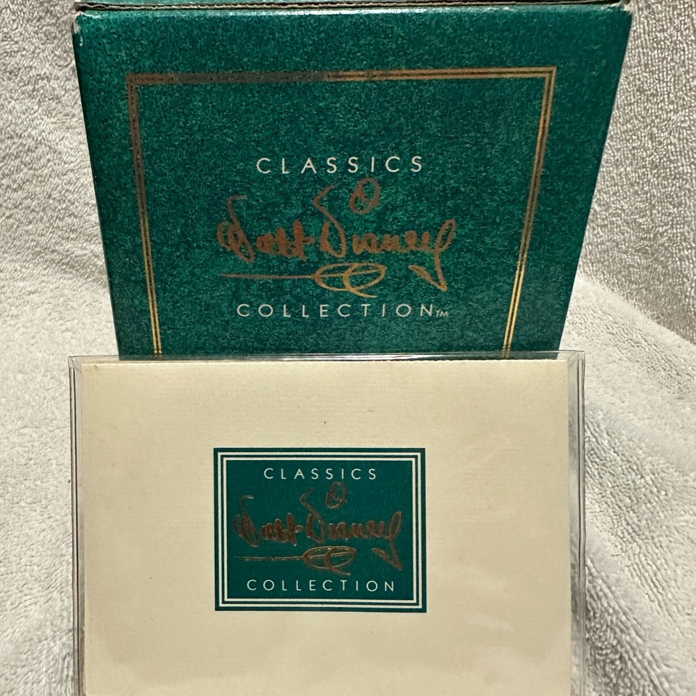 Disney Collectors Society: Winnie the Pooh—“Time for Something Sweet” figurine - Picture 6 of 13